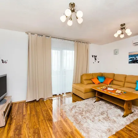 Over The Skyline Apartment