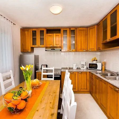 Over The Skyline Apartment *