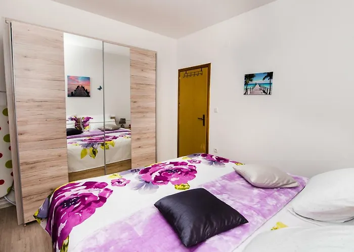 Over The Skyline Daire *