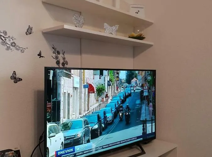 Over The Skyline Daire *