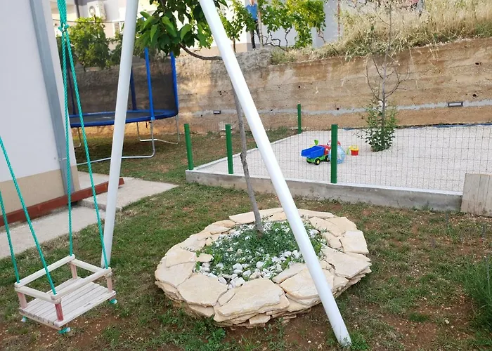 Over The Skyline Daire *